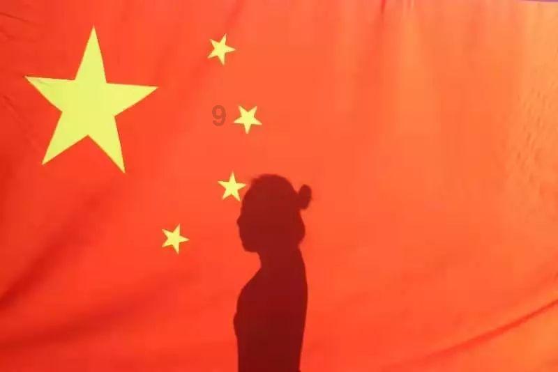 逃离黑与白的房间